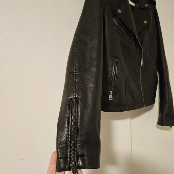 Levi's Women's Classic Faux Leather Asymmetrical Moto Jacket - Picture 2 of 16